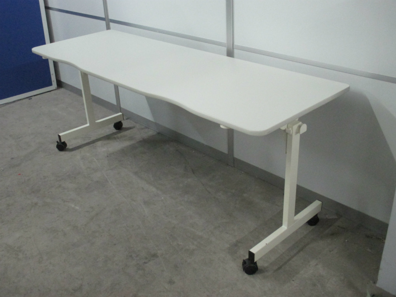 【3台入荷】人気のキャスター付き、折畳式のテーブル入荷！【スタックテーブル】【フォールディングテーブル】【中古オフィス家具】
                        
                                    中古
            