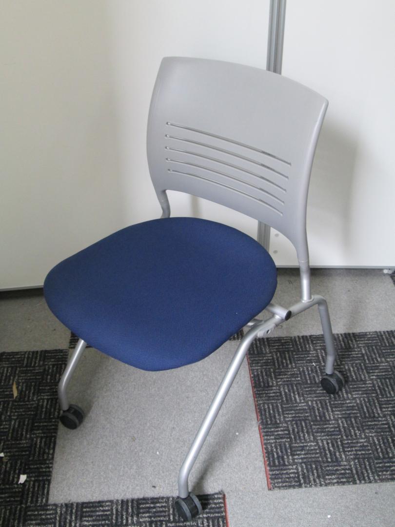 【人気商品】汚れが目立たない　ネイビー　ネスティングチェアー　入荷
                        エレナⅡ
                                    中古
            