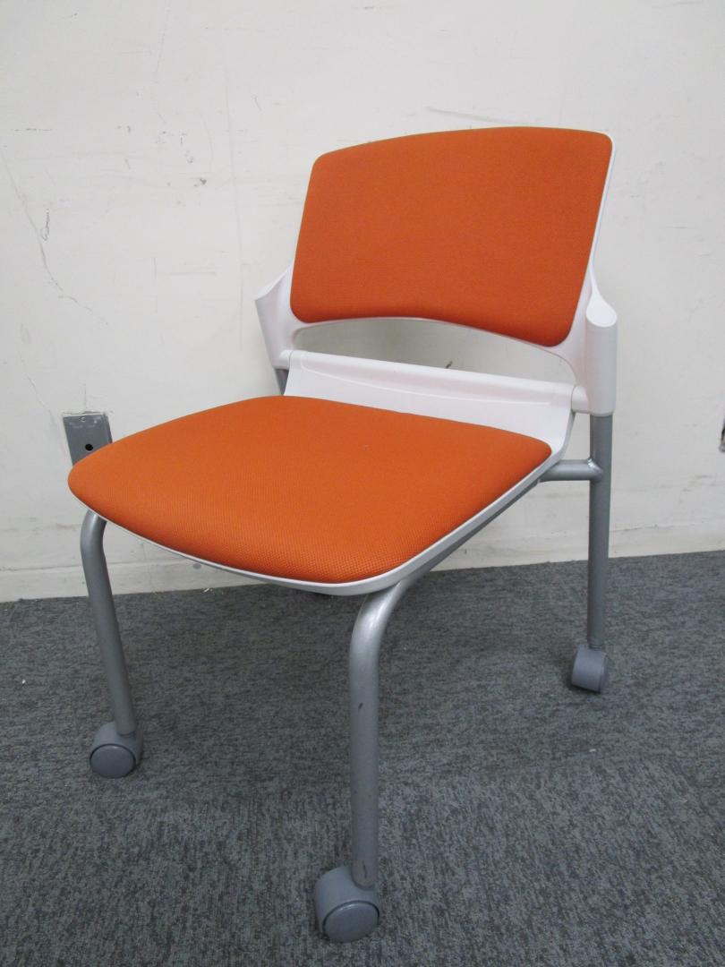 【内田洋行製　キャスター付スタックチェア】重ねて収納。キャスター付の為、移動もラクラク
                        ＭＦ-180
                                    中古
            