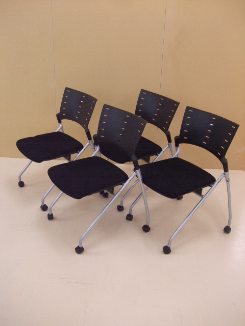 【祝！足立・葛飾店オープン】イトーキ製　マノスシリーズ ネスティングチェア　人気のブラック色　キャスター付きで移動も楽々！【4脚セットで1,000円OFF】 
                        マノス
                                    中古
            