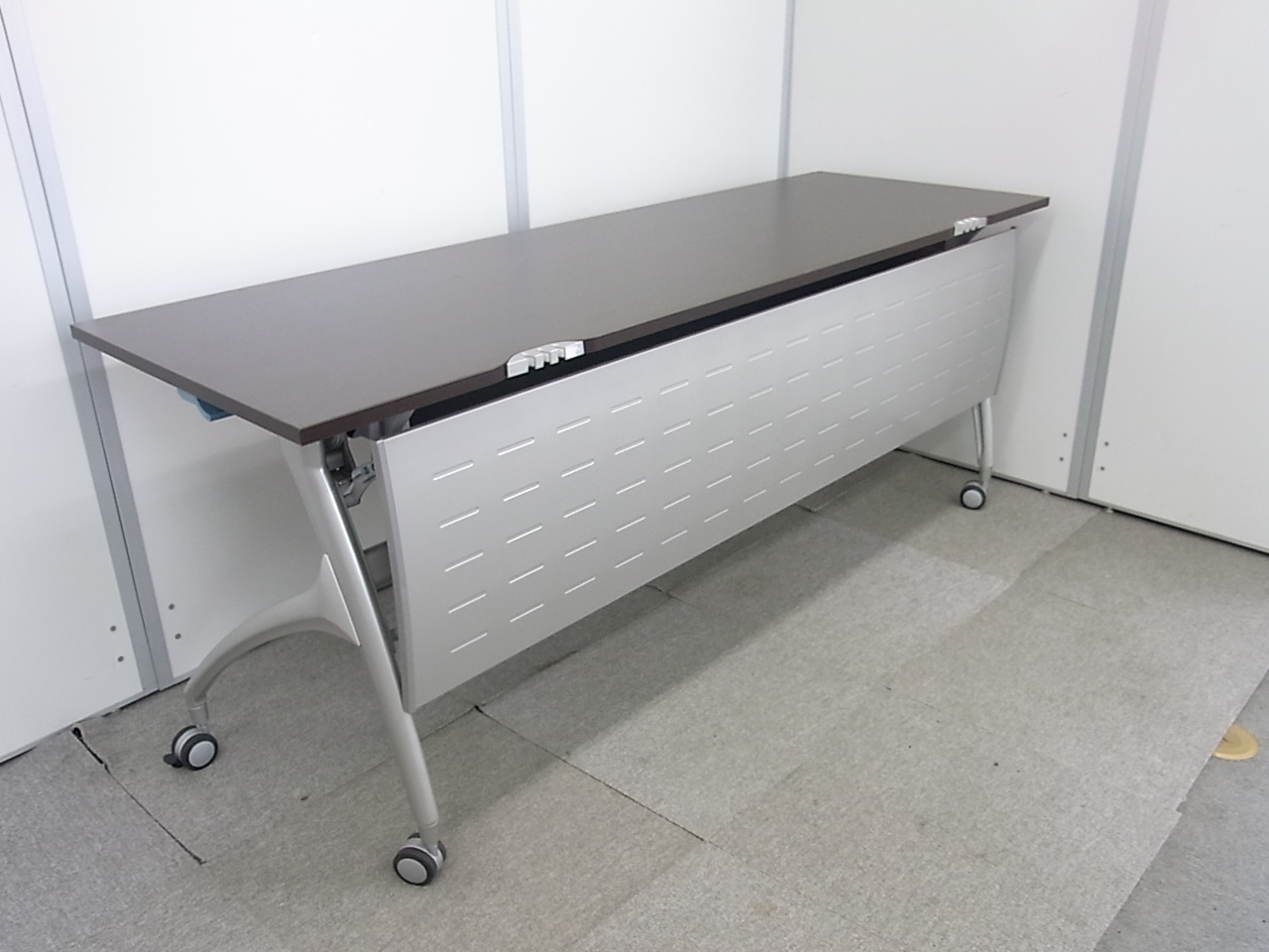 【1台入荷！限定価格！】イトーキ製 LILISH(リリッシュ) シックなダークブラウンカラー
                        リリッシュ2
                                    中古
            