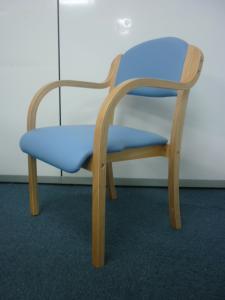 木製スタックチェア　お手入れらくらく　パステルブルー 取手付 介護用としても使いやすいです。 【オフィス家具】
                        
                                    新品
            