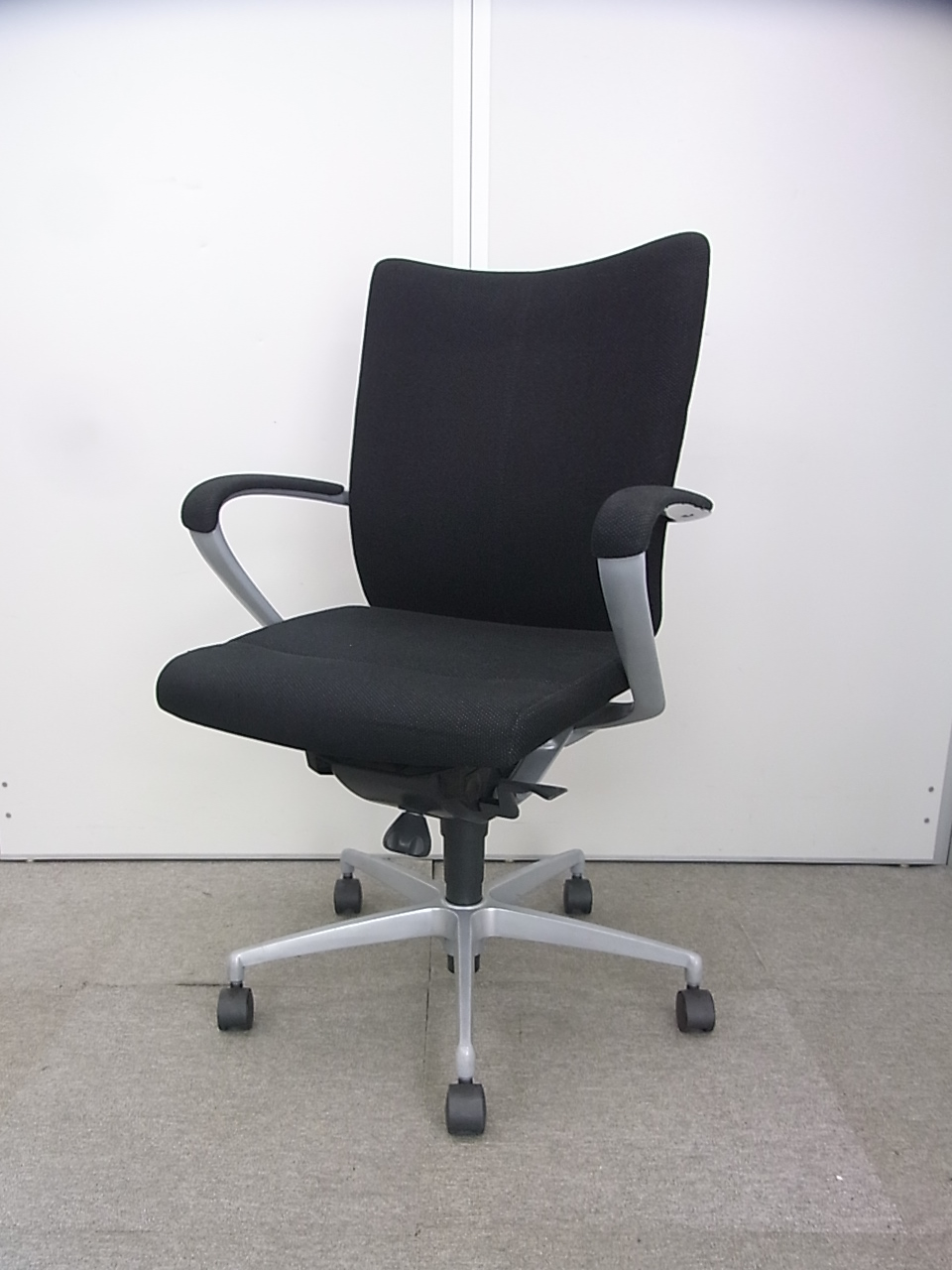 【高級チェア】デザイン性に優れたチェア！　イトーキ製　人気のブラック肘付きチェア！
                        プレクサス
                                    中古
            