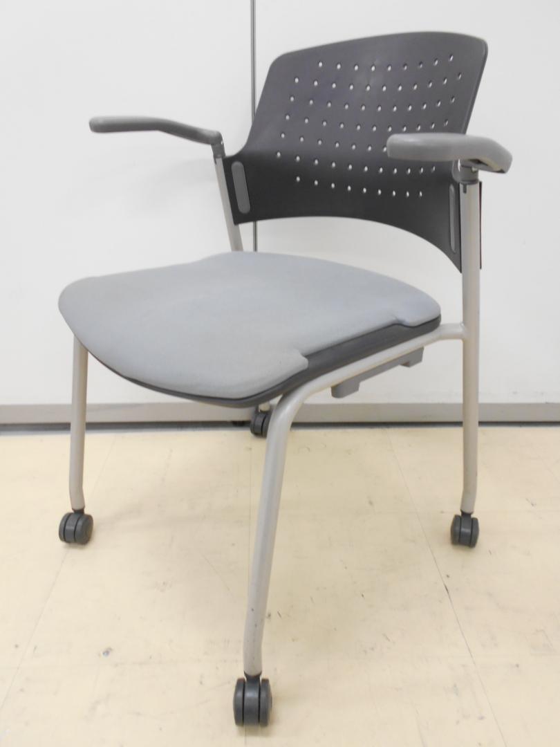 レア商品！肘付のスタッキングチェア！　会議の負担を少しでも軽く♪
                        HGシリーズ
                                    中古
            