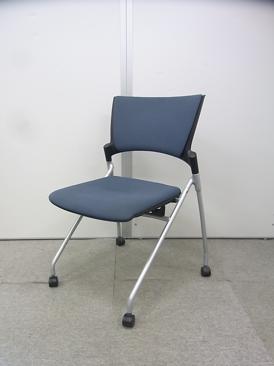 【1脚からご購入可能！】イトーキ製マノスシリーズ ミーティングチェア■オフィスで人気のネスティングタイプ 濃いグレー色　布張り
                        マノス
                                    中古
            