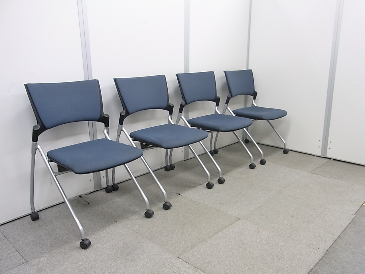 【4脚セットで1,000円OFF】イトーキ製マノスシリーズ ミーティングチェア■オフィスで人気のネスティングタイプ 濃いグレー色　布張り【オススメ ミーティングチェア】
                        マノス
                                    中古
            