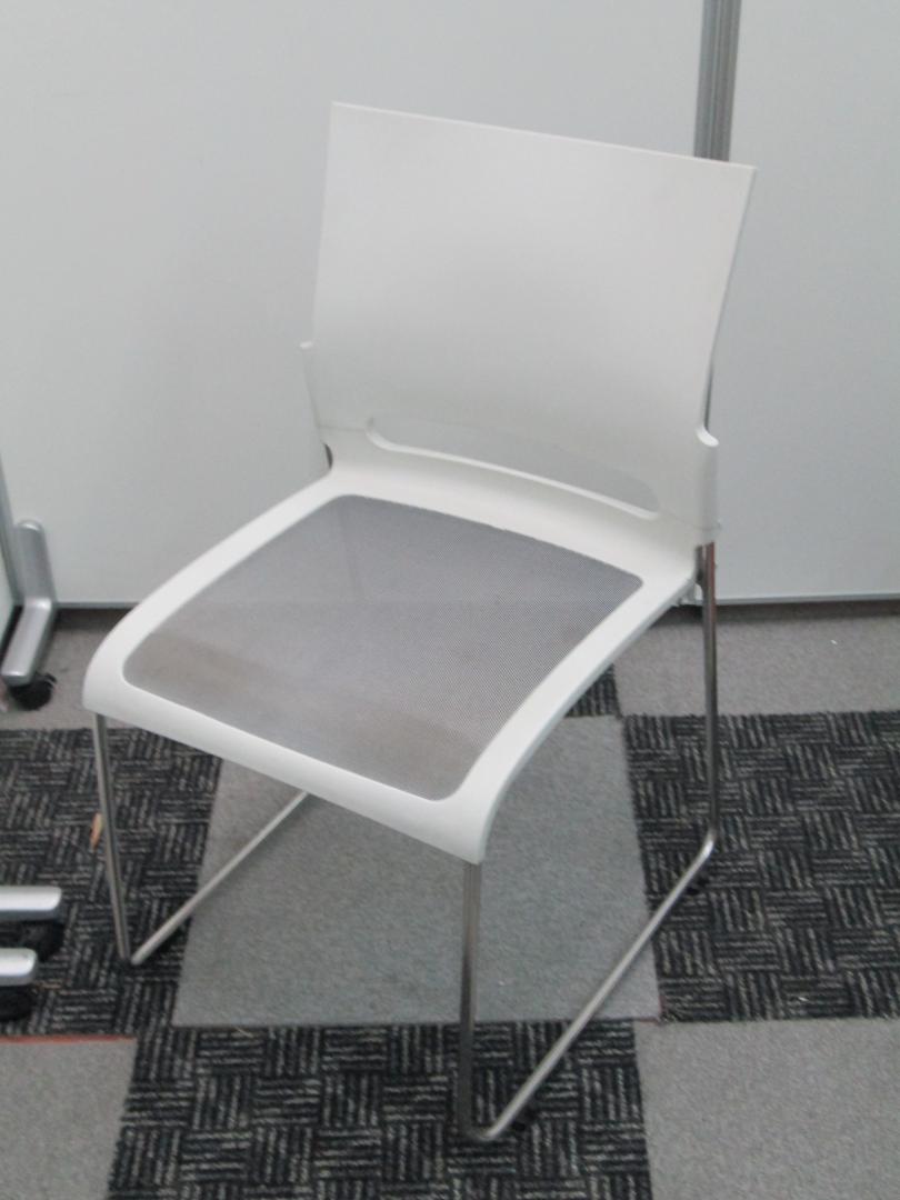 スタッキングチェア　明るいホワイト入荷
                        コンフィット
                                    中古
            