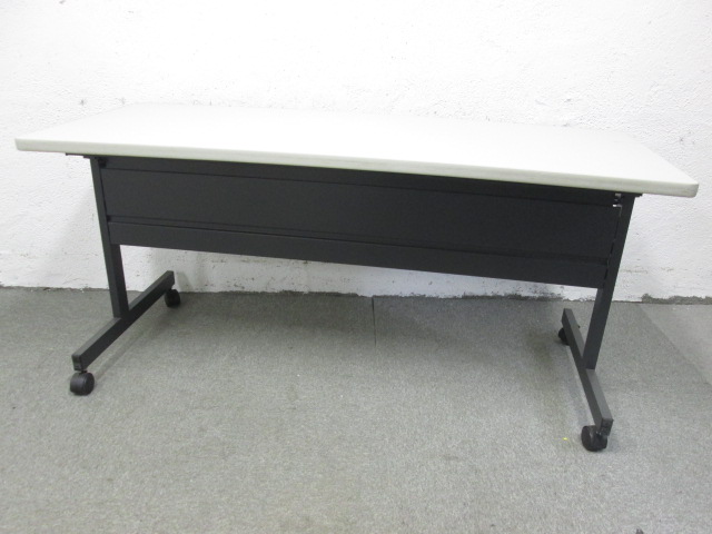 【プラス製　スタックテーブル　ニューグレー】【天板は折り畳んで収納できます】
                        
                                    中古
            