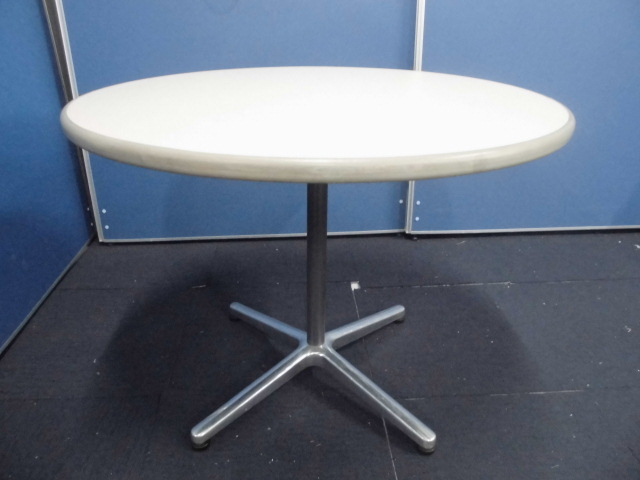 【900φ】イトーキ製丸テーブル｜簡単な打ち合わせに！リフレッシュスペースに！【1本脚タイプ】
                        
                                    中古
            