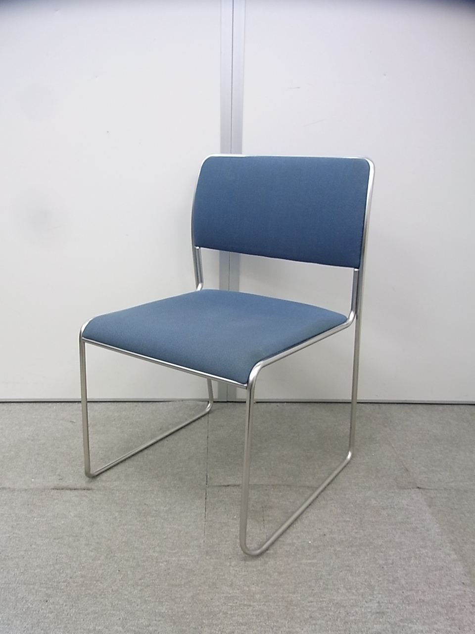 【4脚御座います！】使用しないときは重ねて収納可能！定番のスタッキングチェアが多数入荷！
                        
                                    中古
            