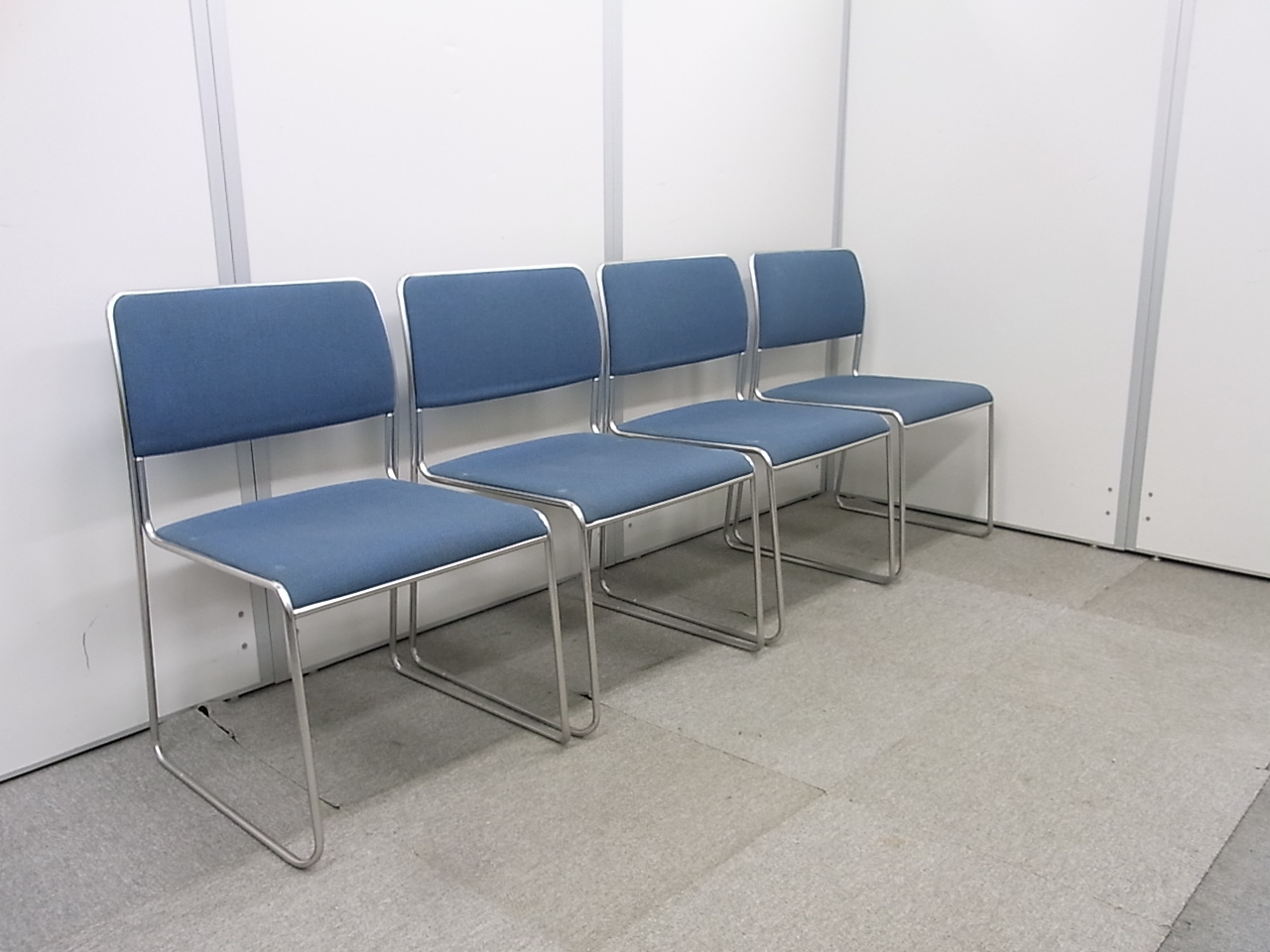 【4脚セットで1,000円OFF】定番のスタッキングチェア 使用しないときは重ねて収納可能です！
                        
                                    中古
            