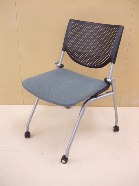 【祝！足立・葛飾店オープン】オカムラ製 プロスタックチェア　ネスティングチェア　どんなシーンでも合うグレー色　キャスター付きで移動も楽々！【使用しないときは畳んで収納可能】
                        プロスタック
                                    中古
            