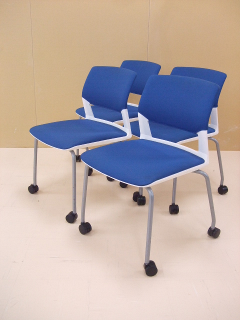 【祝！足立・葛飾店オープン】コクヨ製　160シリーズ スタッキングチェア　4脚セット　ブルー×ホワイトの爽やかコンビ【セット商品】 
                        
                                    中古
            