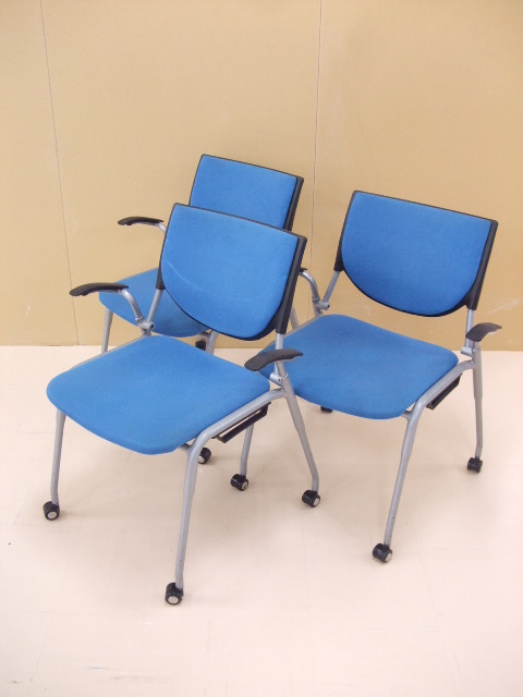 【セットで1500円お得！】オカムラ製 プロスタックシリーズ スタッキングチェア■珍しい肘付きタイプ■背中に優しい背もたれクッション付き！大人気のブルー色【3脚セット商品】
                        プロスタック
                                    中古
            