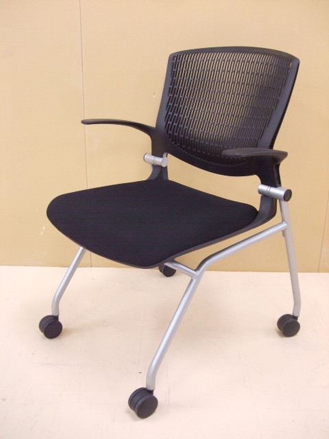 【祝！足立・葛飾店オープン】岡村製作所　グラータチェア　ブラック色　ネスティングチェア　肘付きキャスター付き　デザイン性が高く、座り心地も良いです！【人気商品】
                        グラータ
                                    中古
            