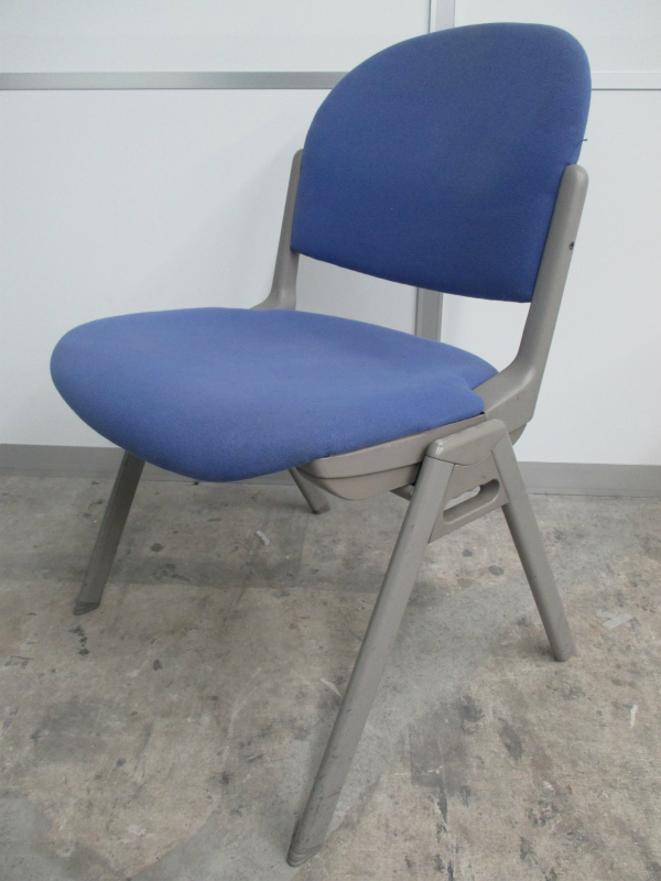 【８脚入荷！】持ち運び快適！定番のブルーカラーのスタッキングチェア！【スタッキング】【中古オフィス家具】
                        ピレッティコレクション
                                    中古
            