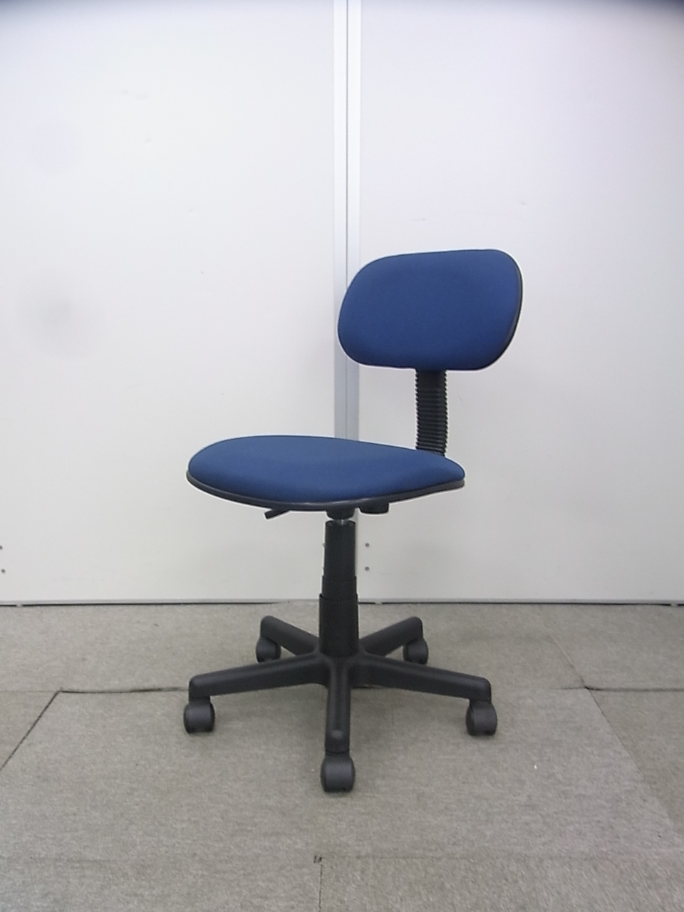お安く揃えたい方必見！！　肘無しチェア　安定のブルーカラーでオフィスにマッチング
                        
                                    中古
            