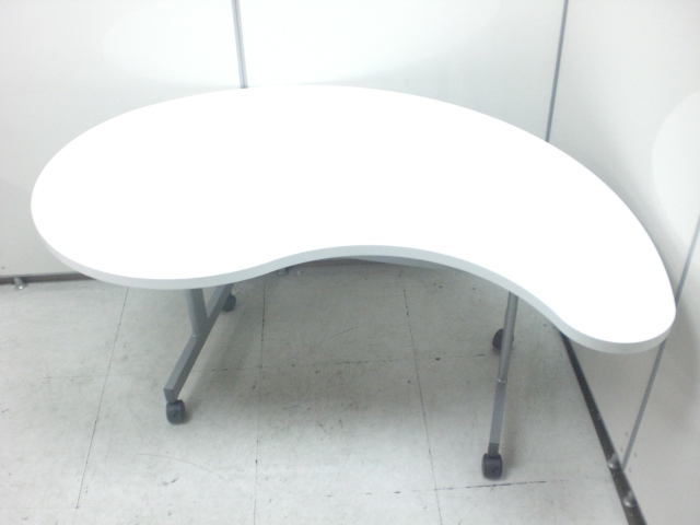 【2脚入荷】おしゃれなまがたま型テーブル！　天板が畳めるので収納にも便利！！
                        
                                    中古
            