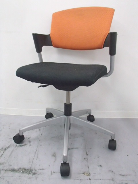 ミーティングチェア｜人気のプロッティシリーズ・オレンジ｜キャスター付き・上下昇降機能付き☆
                        プロッティ
                                    中古
            