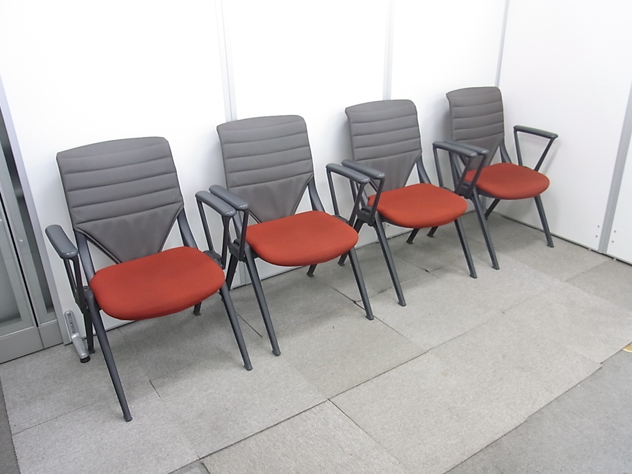 【4脚セット商品！】プラス製のスタッキングチェア 肘置き付きの簡易的なミーティングチェア
                        
                                    中古
            