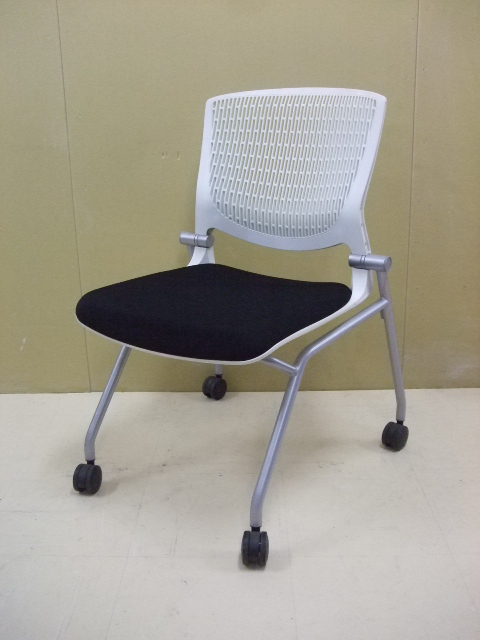 【祝！足立・葛飾店オープン】岡村製作所　グラータチェア　ブラック×ホワイト　ネスティングチェア　デザイン性が高く、座り心地も良いです！【人気商品】
                        グラータ
                                    中古
            