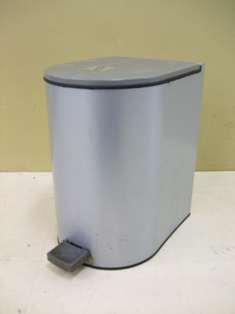 【祝！足立葛飾店オープン！】フタ付灰皿　シルバー
                        
                                    中古
            