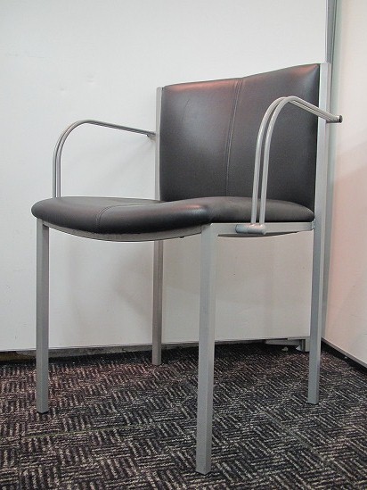 イトーキ製肘付きスタッキングチェア入荷■旧商品につき【おつとめ】
                        
                                    中古
            