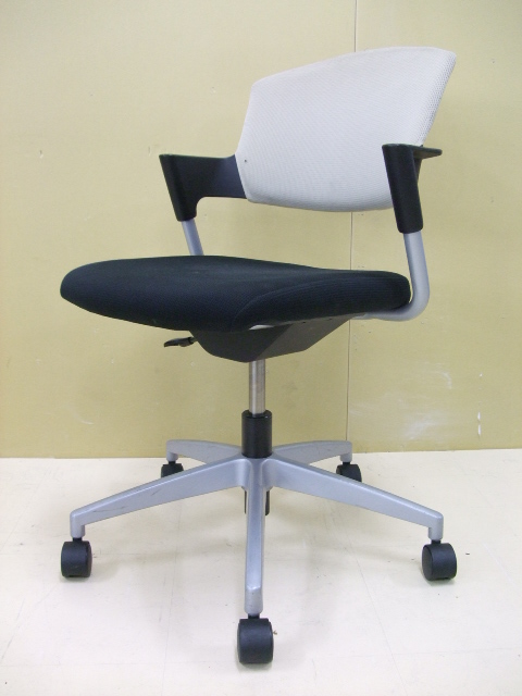 【祝！足立葛飾店オープン！】コクヨ　プロッティチェア　回転脚タイプ　ライトカーキ　
                        プロッティ
                                    中古
            