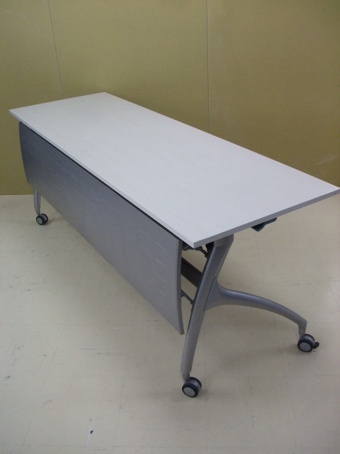 【祝！足立葛飾店オープン！】美品のスタックテーブルが入荷しました！奥行広々600mm
                        
                                    中古
            