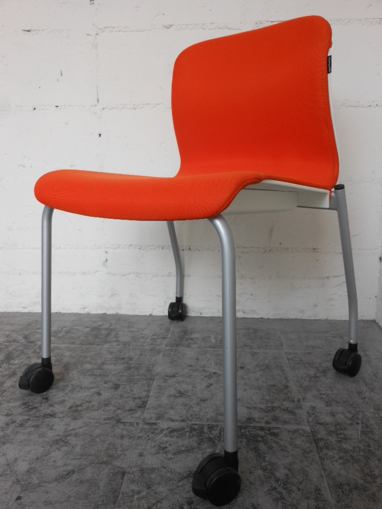 カラフルなスタッキングチェアー入荷致しました！オシャレに空間演出してくれます。
                        アリーナC
                                    中古
            