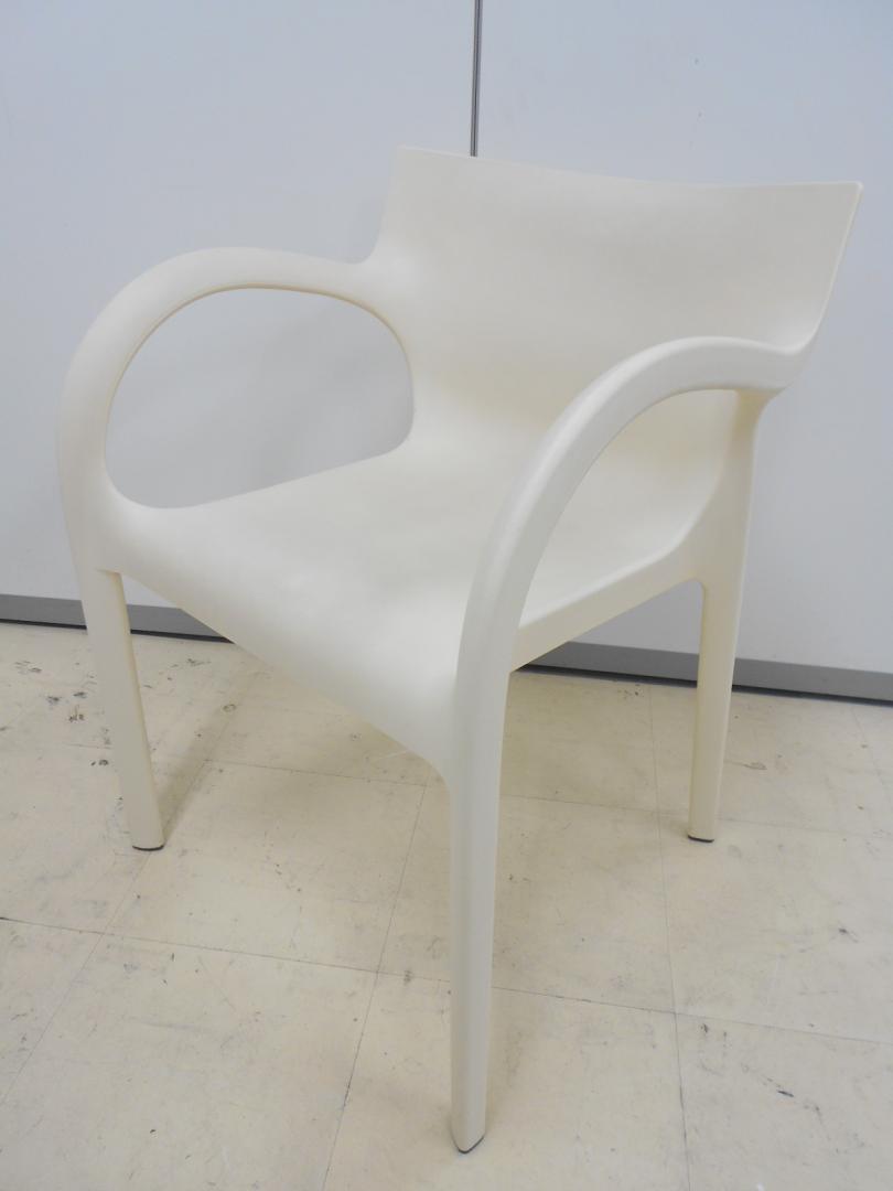 Bartoliデザインのイタリア製スタッキングチェア　オシャレ家具　オカムラ
                        poppy star　ホピィスター
                                    中古
            