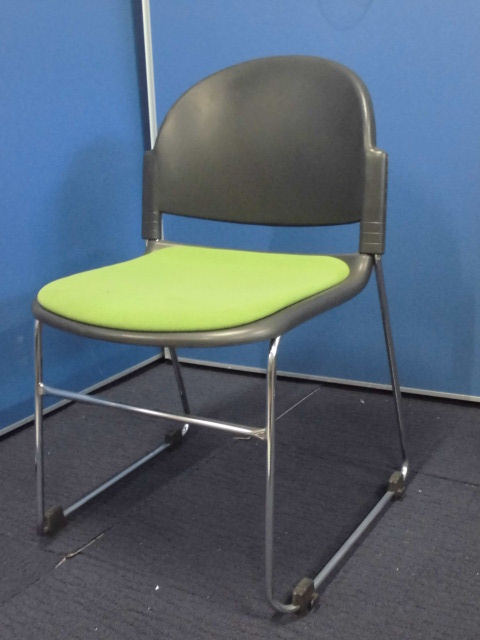 【16脚揃って入荷！】プラス製｜スタッキングチェア/会議用チェア｜ライムグリーン×ブラック
                        
                                    中古
            