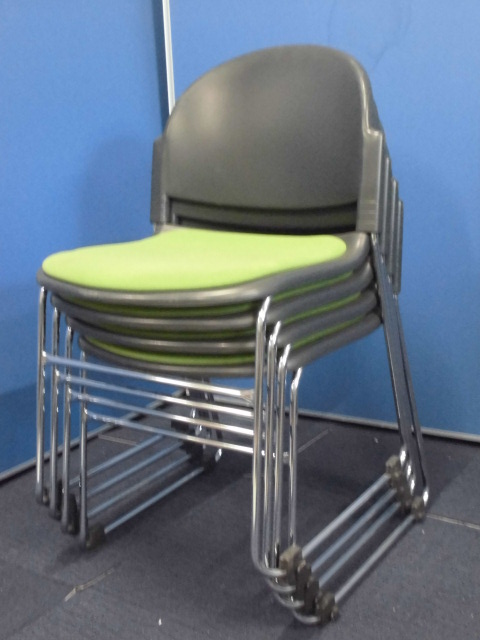 【16脚揃って入荷！】スタッキングチェア/会議用チェア4脚セット｜ライムグリーン×ブラック【プラス製】
                        
                                    中古
            