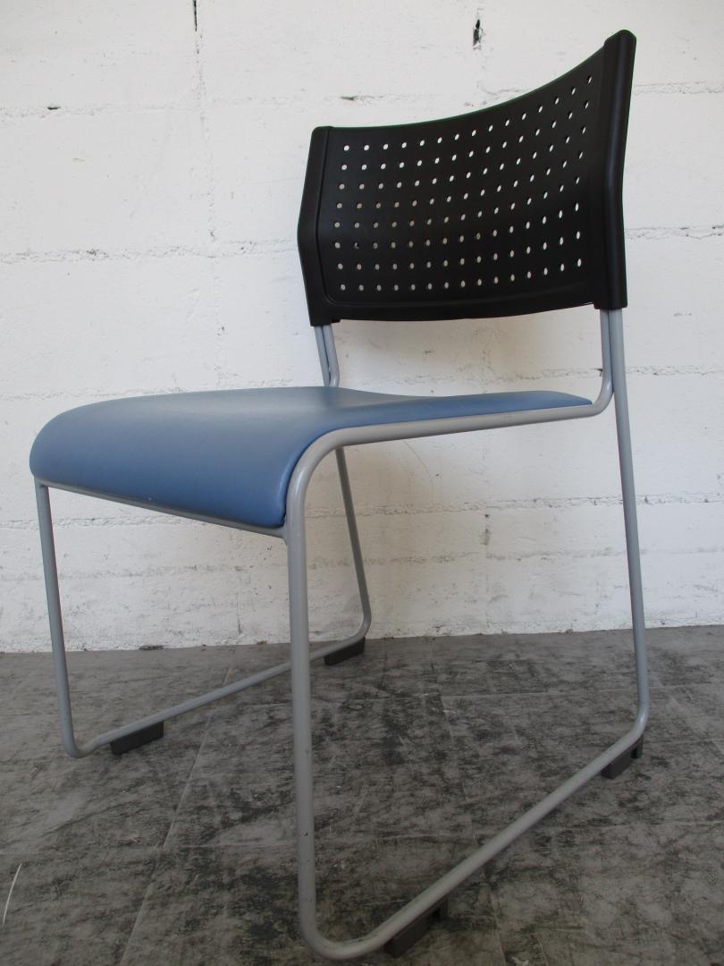 ～汚れにくいビニール使用～重ねられるスタッキングチェア
                        
                                    中古
            