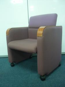 【イトーキ製】【アームチェア】】気品のあるレッド！ご自宅にどうですか？
                        
                                    中古
            