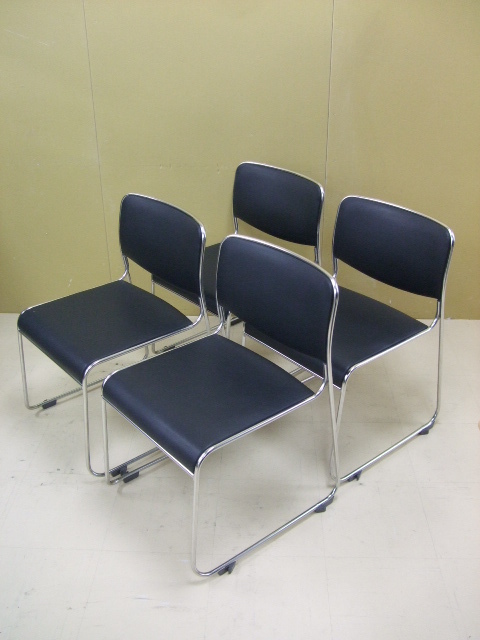 【祝！足立・葛飾店オープン！】コクヨ製　スタッキングチェア4脚セット■ブラック色■ビニールレザータイプでお手入れ楽々！【セット商品】
                        
                                    中古
            