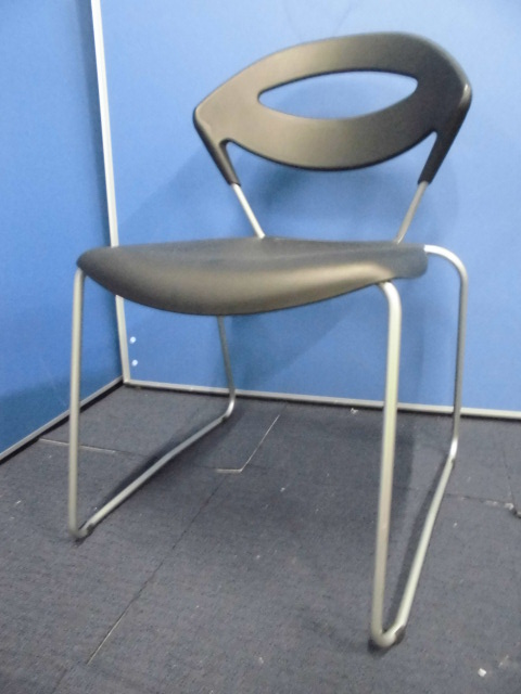 【イタリア輸入品】イライデ｜スタッキングチェア｜ブラック｜樹脂なので拭き掃除ができて便利！【デザイナーズ家具】
                        イライデ
                                    中古
            