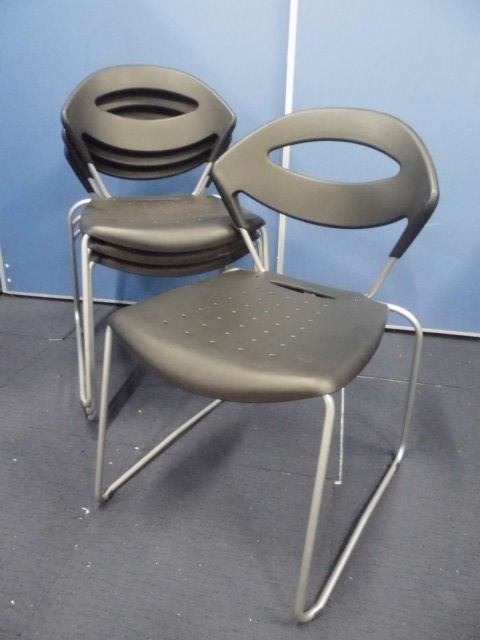 【イタリア輸入品】イライデ｜スタッキングチェア4脚セット｜ブラック｜樹脂なので拭き掃除ができて便利！【デザイナーズ家具】【セット商品】
                        イライデ
                                    中古
            