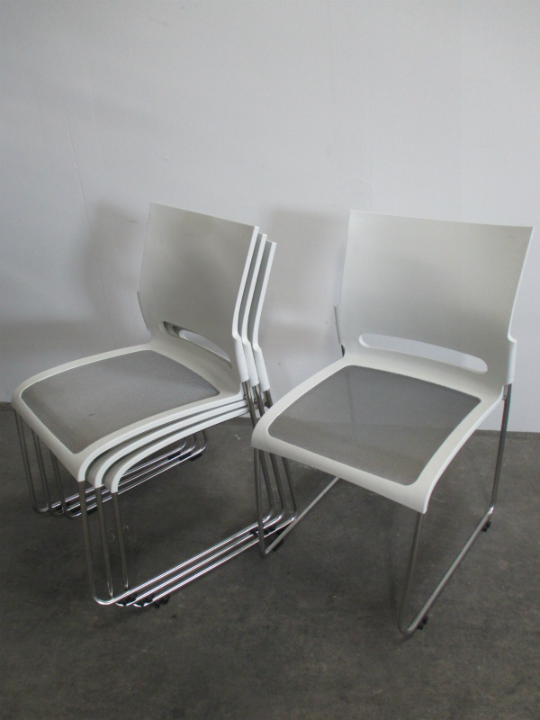 【3セット限定】スタイリッシュなミーティングチェアセット！ホワイトカラーにグレーのアクセントが◎【4脚セット】【レア】
                        
                                    中古
            