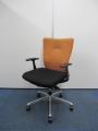 【オフィスチェア】ミドルバック　サイドファスナータイプ　デザインアーム　カラー：背：オレンジ　座：ブラック【事務椅子】