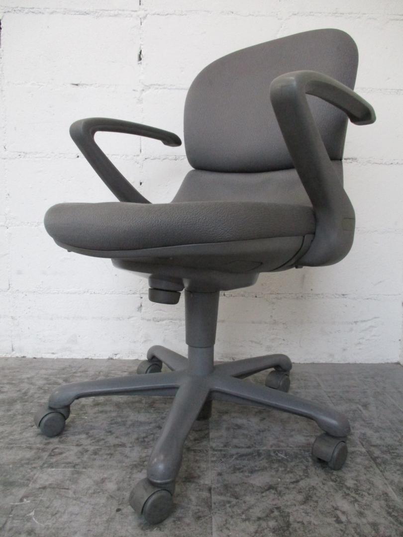 ～長年愛されるロングセラー商品～重量感ある本体で座り心地に安定感があります！■デスクワークに最適なチェアです！
                        コア
                                    中古
            