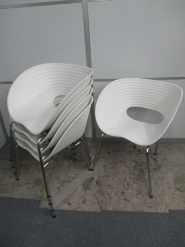 【５脚セット商品！】非常に特徴的な近未来的なデザイナーズ家具！体全体を包み込むチェアです！【中古オフィス家具】
                        トムバック 
                                    中古
            