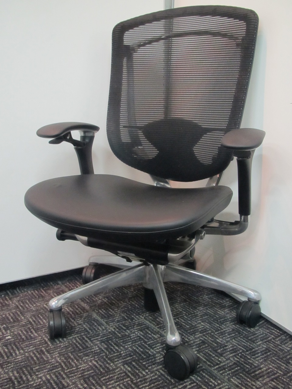 【1脚限定】　【高級チェア】【本革】コンテッサ　座面：レザー（本革）背：メッシュ　フレーム：ポリッシュ【エルゴノミックス】ハイクラスチェア
                        コンテッサ
                                    中古
            