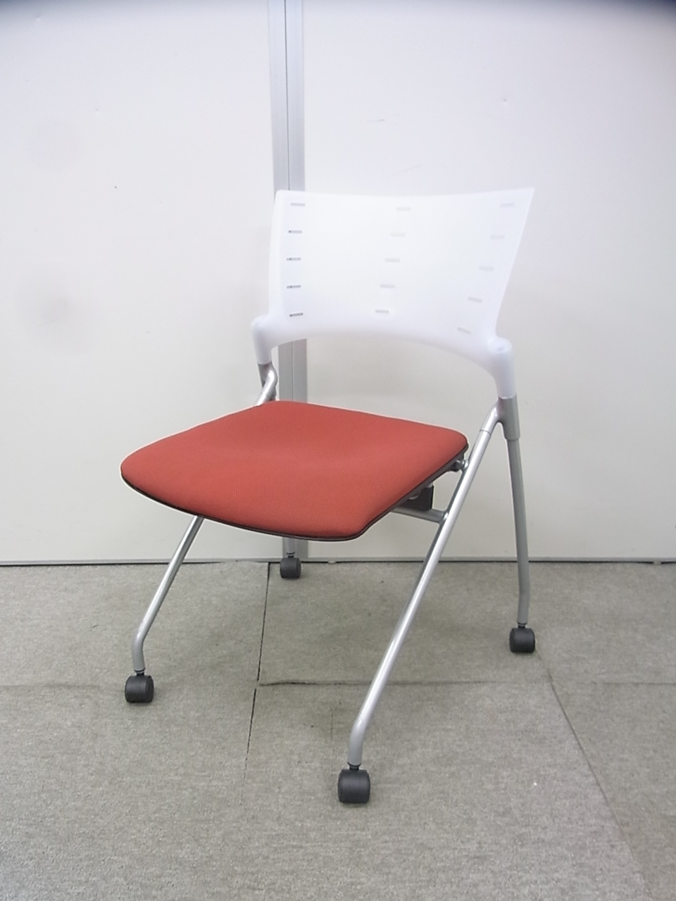 【状態良好！】人気のイトーキ製 マノスシリーズが入荷！綺麗なレッドとホワイトカラー 状態も良好です！
                        マノス
                                    中古
            