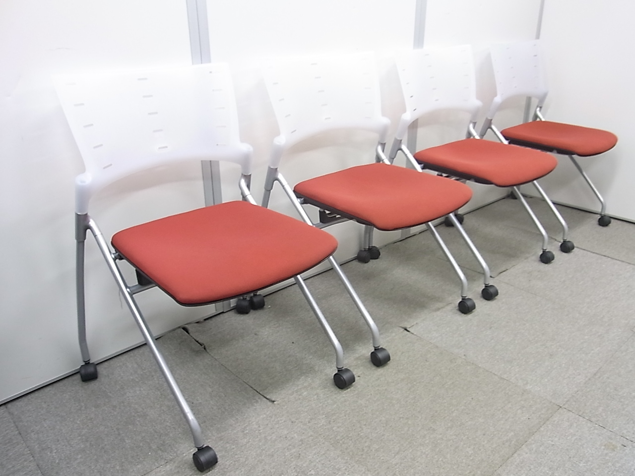 【4脚セット！】状態良好品！イトーキ製マノスシリーズ！人気のレッド×クリアホワイト
                        マノス
                                    中古
            