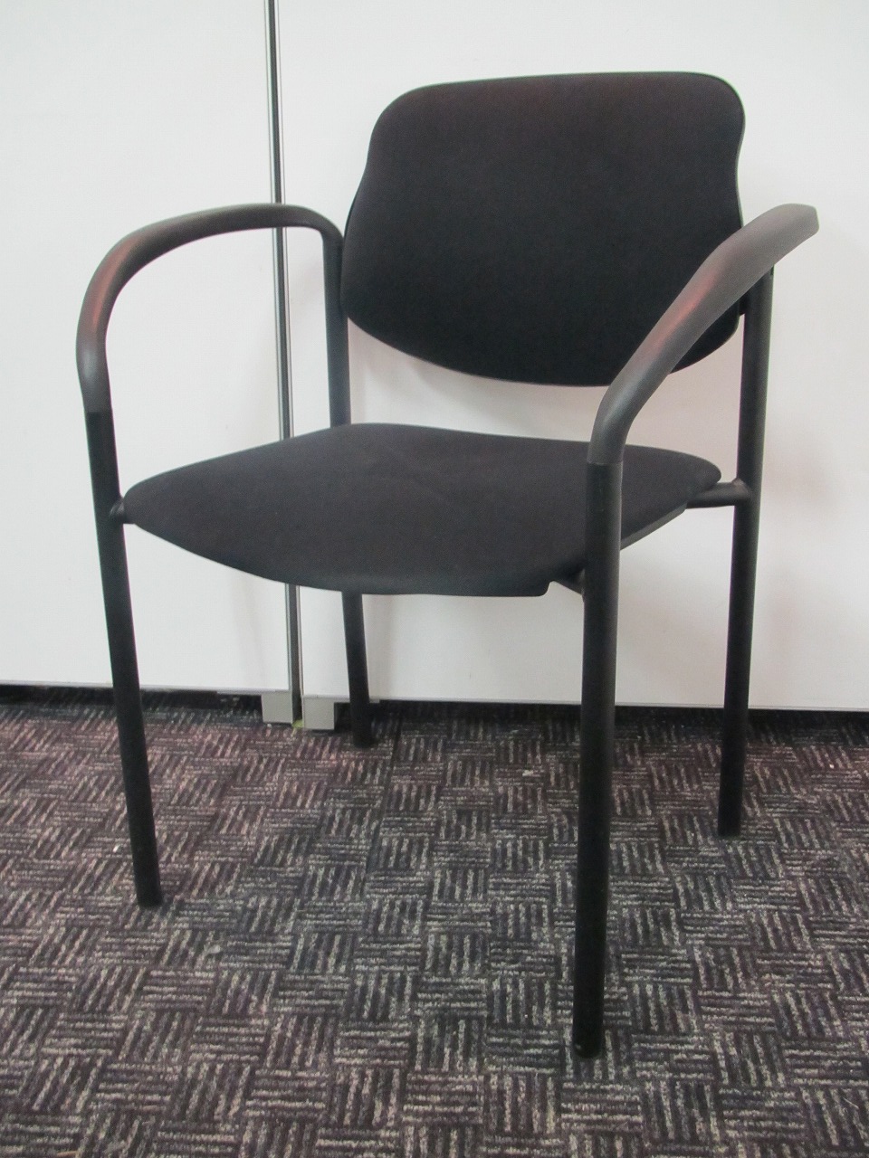 人気のブラックカラーのスタッキングチェアが４脚入荷しました　■　ミーティングテーブルとのセットにいかがですか？
                        
                                    中古
            