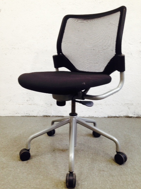 【6脚入荷！夏のメッシュ！】ミーティング用、オフィス用どちらもOK｜ミーティングテーブルに合いそうです｜
                        エアリ　　Airly
                                    中古
            