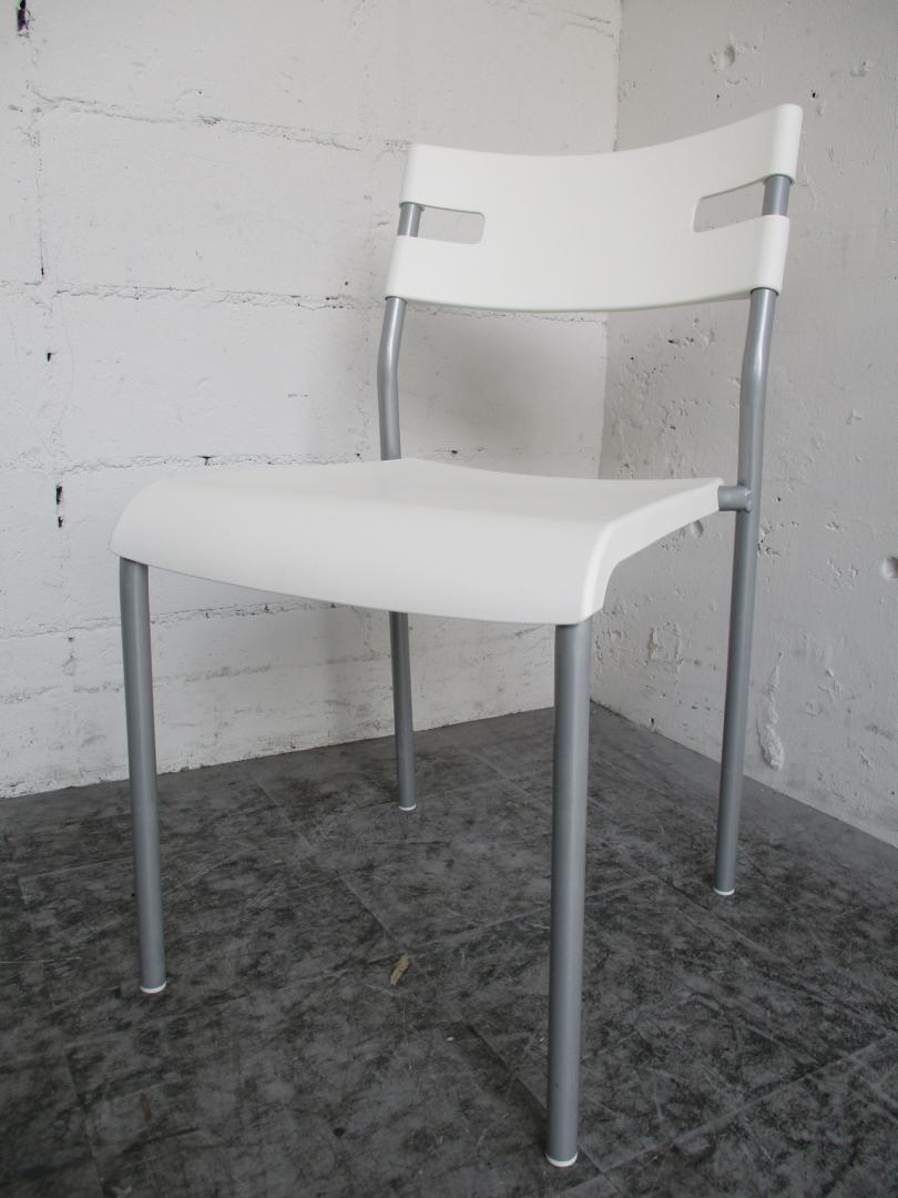 ～樹脂製で屋外用にぴったり～安価スタッキングチェア
                        
                                    中古
            