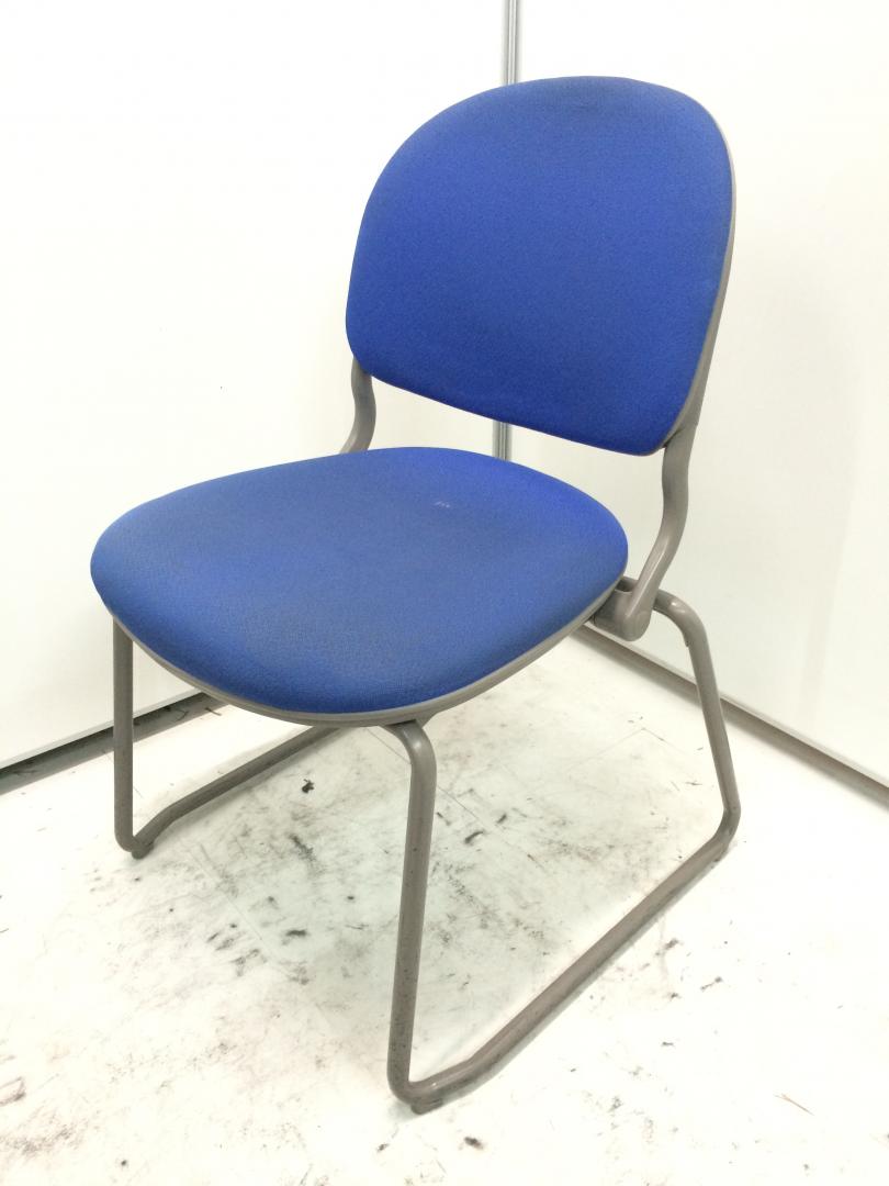 【12脚入荷】明るいブルー　スタッキングチェア
                        トーションライン
                                    中古
            