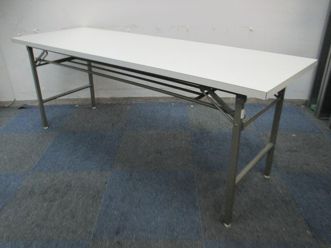 【使えればいいや！シリーズ】その他メーカー　折り畳みテーブル　幅1800 奥行600 【見た目なんて気にしないぜ！】
                        
                                    中古
            